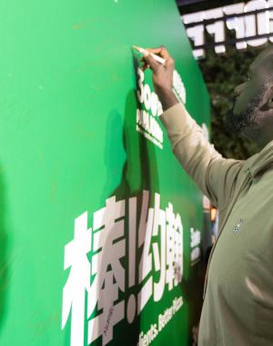 Shaq helps open the 300th Papa Johns restaurant in China